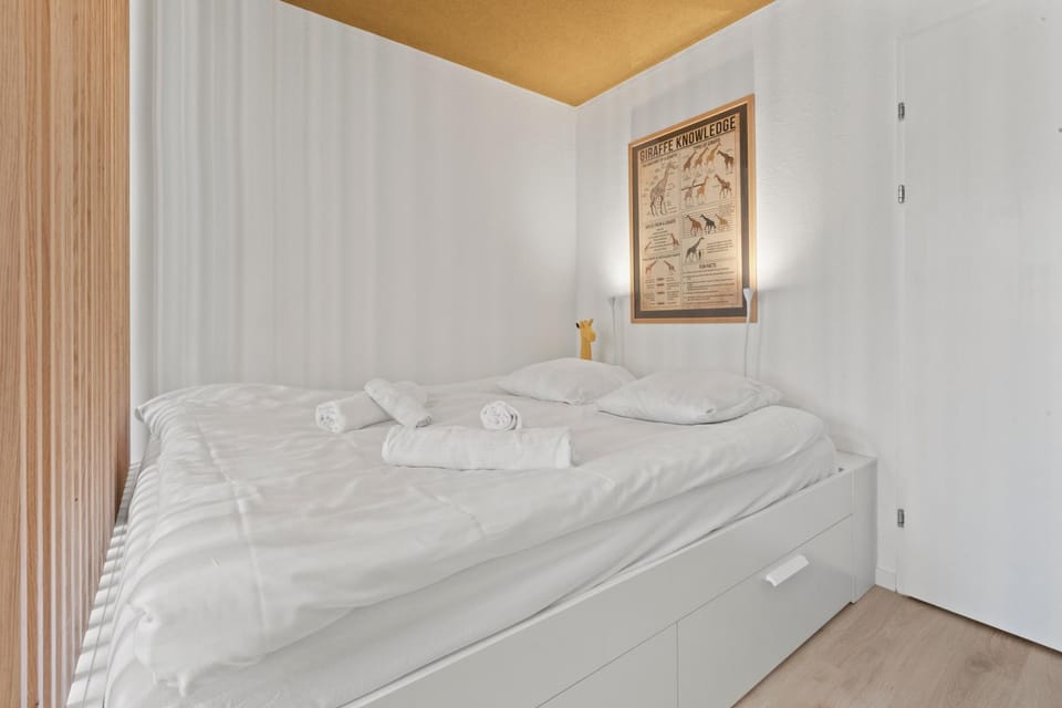 Bed, towels