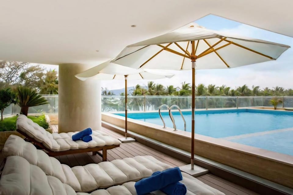 Swimming pool, sunbed