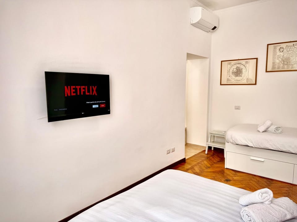 Bed, TV and multimedia, Photo of the whole room, Bedroom, towels