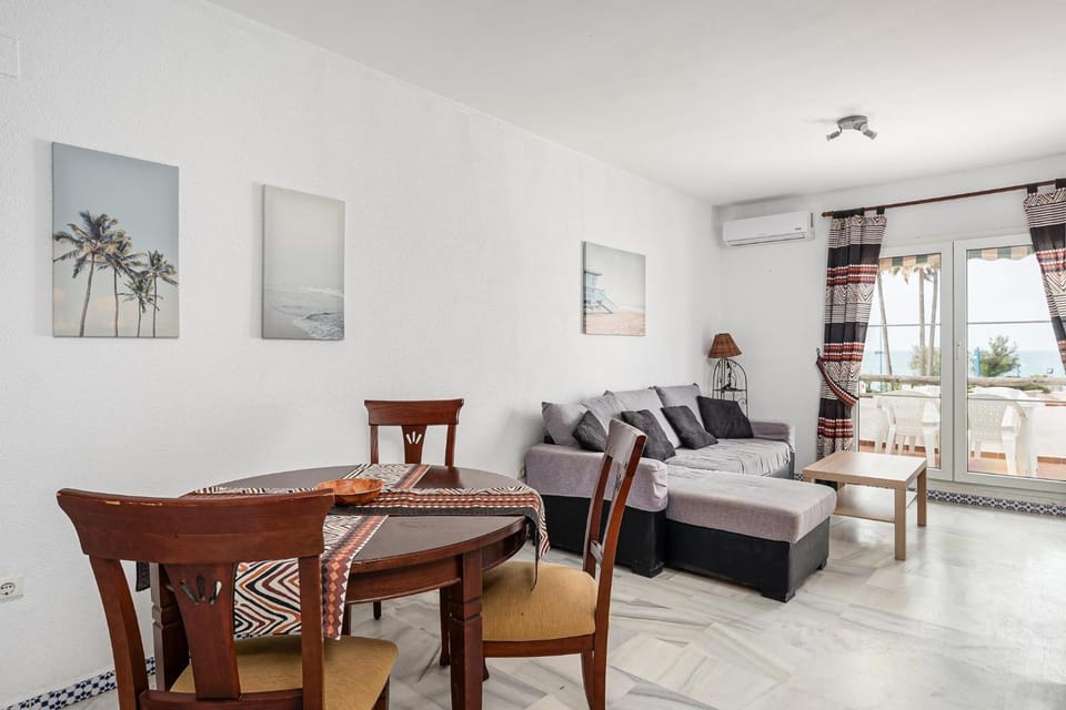 Living room, Seating area, Dining area, air conditioner