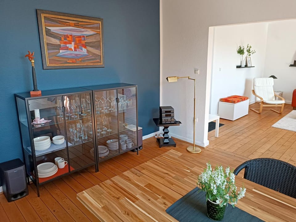 Photo of the whole room, Seating area