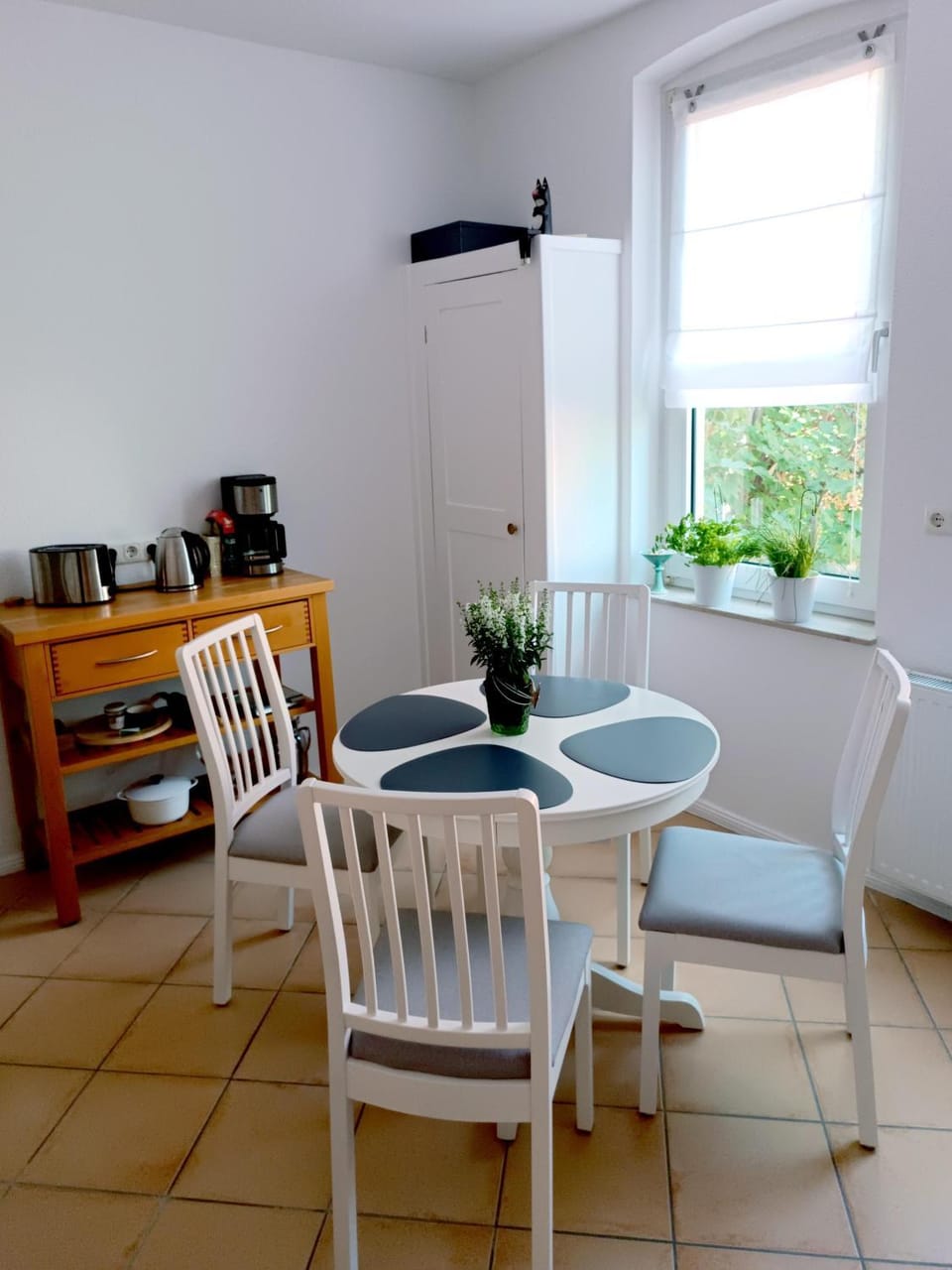 Seating area, Dining area