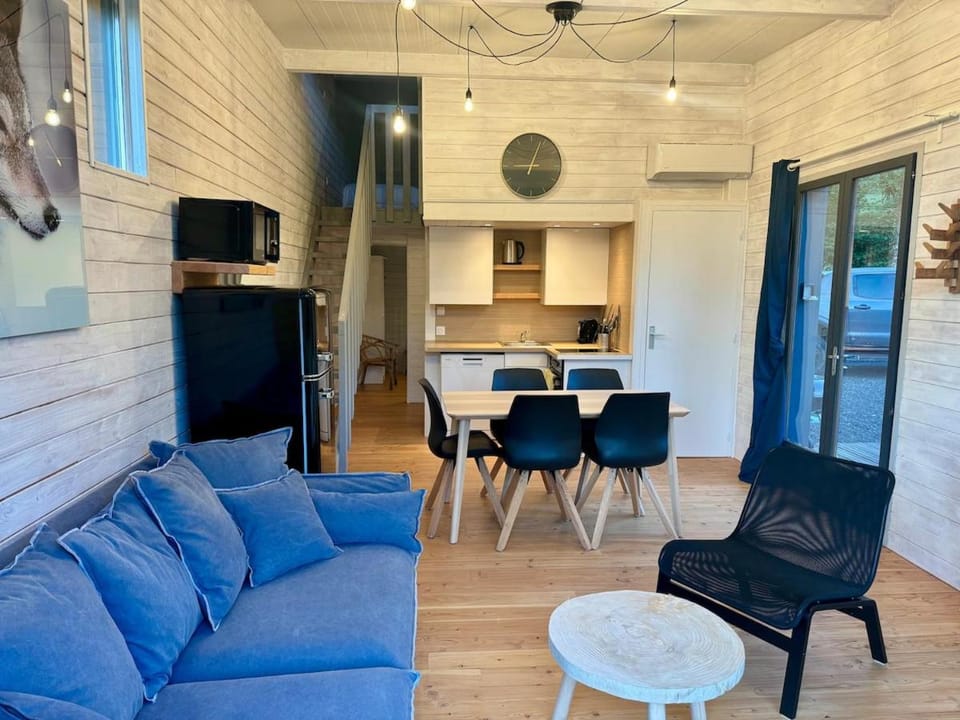 Kitchen or kitchenette, Living room, Seating area, Dining area, oven, stove
