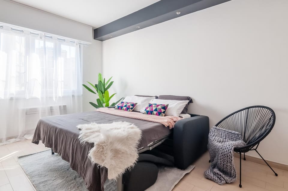 Bed, Living room