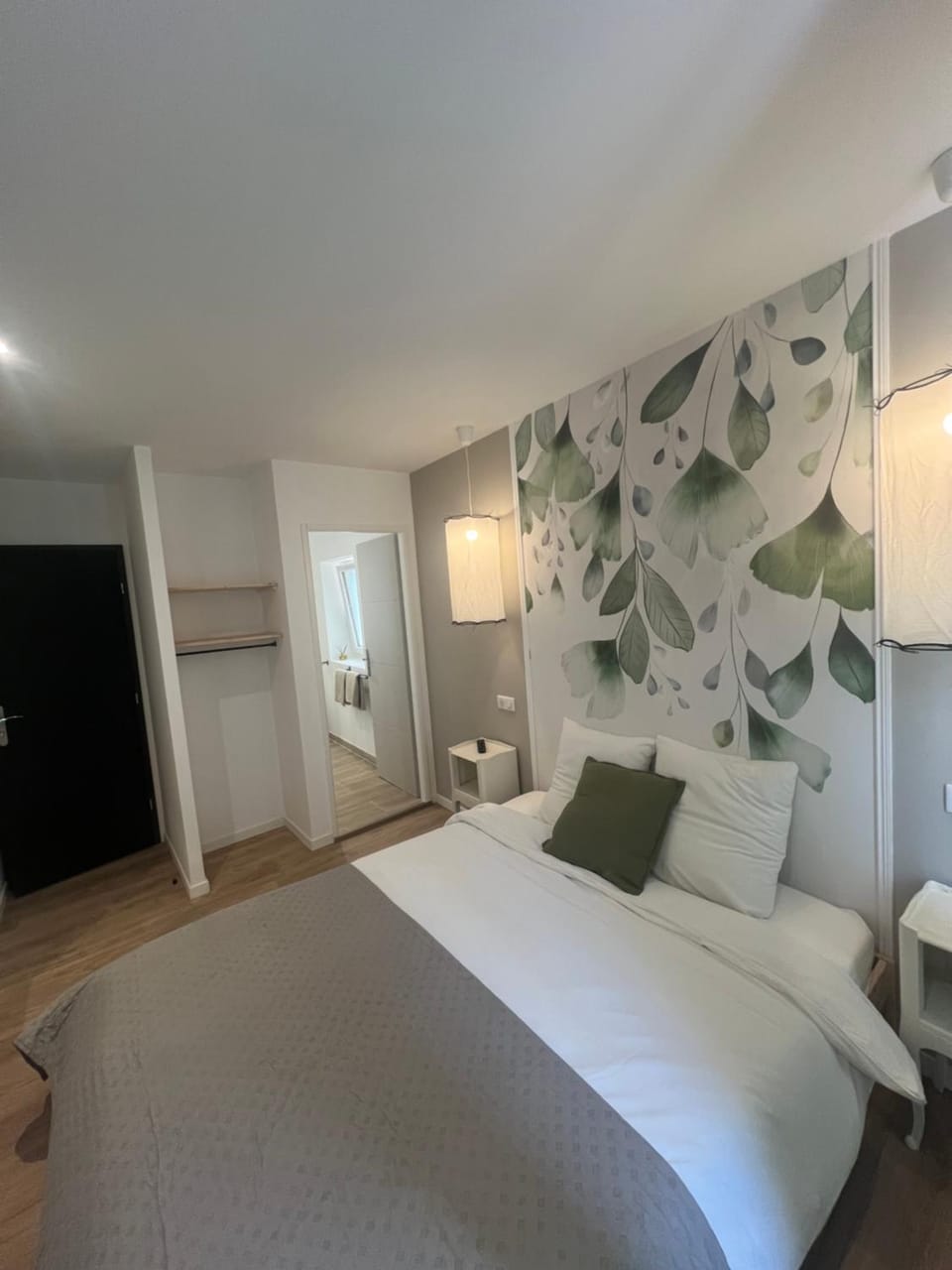 Bed, Photo of the whole room, Bedroom