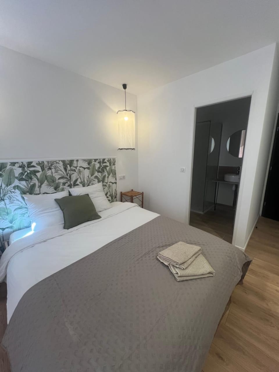 Bed, Photo of the whole room, Bedroom, towels