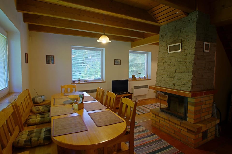TV and multimedia, Living room, Seating area, Dining area