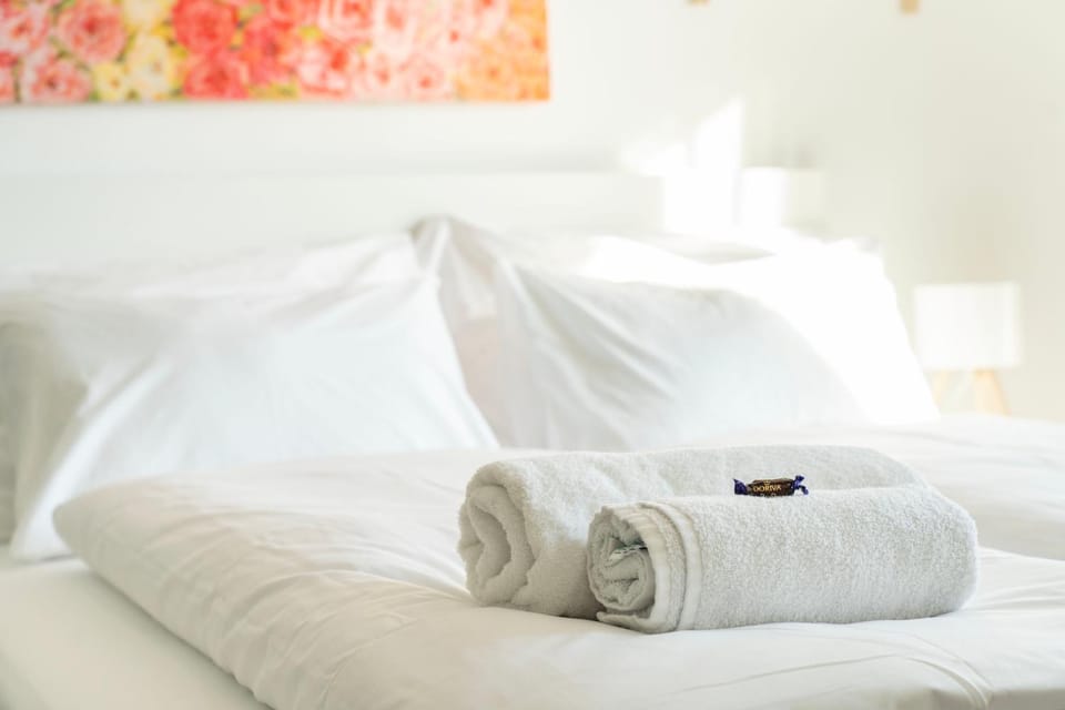 Bed, towels