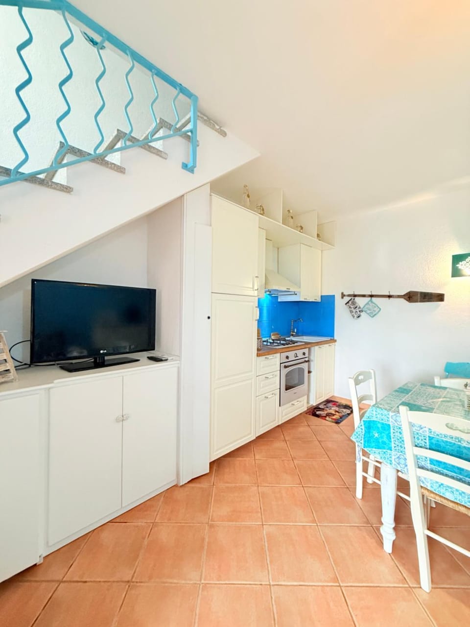 TV and multimedia, Kitchen or kitchenette, Dining area, oven, stove