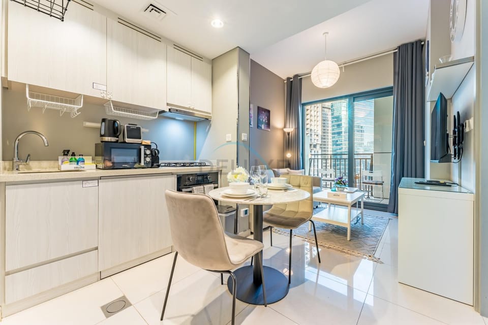 TV and multimedia, Living room, Seating area, Dining area, microwave, oven, stove, toaster