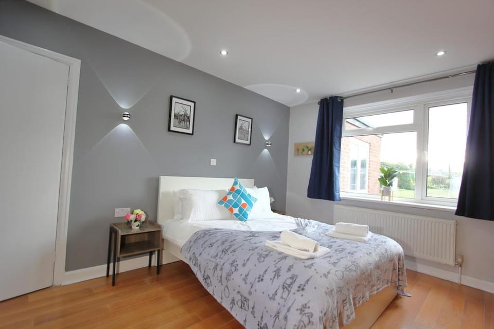 Bed, Photo of the whole room, Bedroom, towels