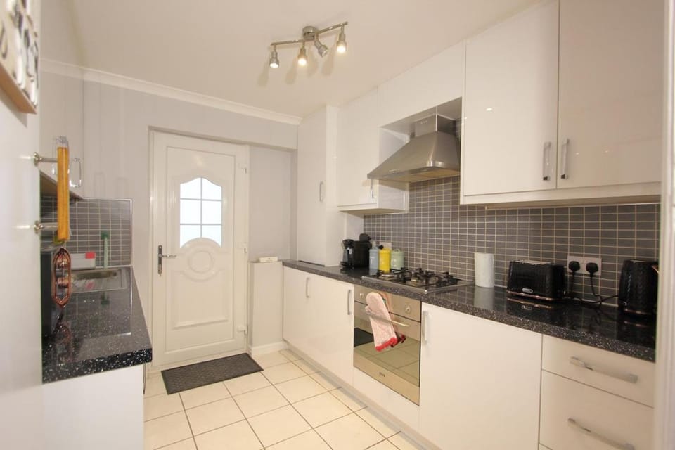 Coffee/tea facilities, Kitchen or kitchenette, dishwasher, oven, stove