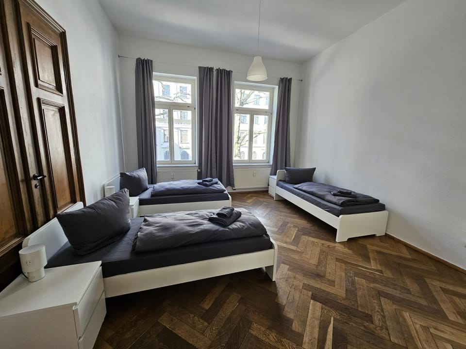 Sehr große Unterkunft mit 6 Schlafzimmern, Küche, Bad und großem Wohnzimmer im Herzen von Leipzig Apartment in Leipzig
