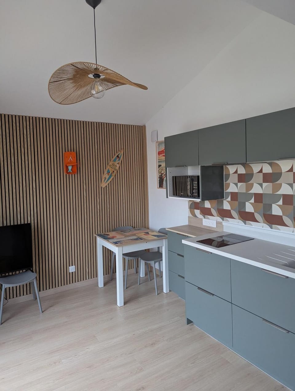 Kitchen or kitchenette, Dining area