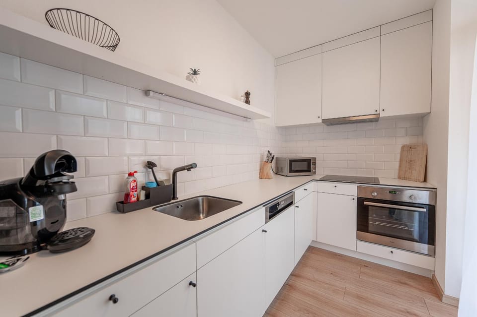 Kitchen or kitchenette, dishwasher, oven