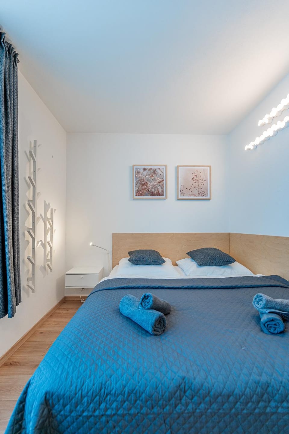 Bedroom, towels