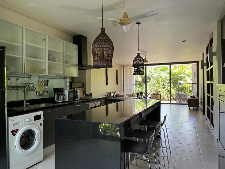 Coffee/tea facilities, Seating area, washing machine, kitchen