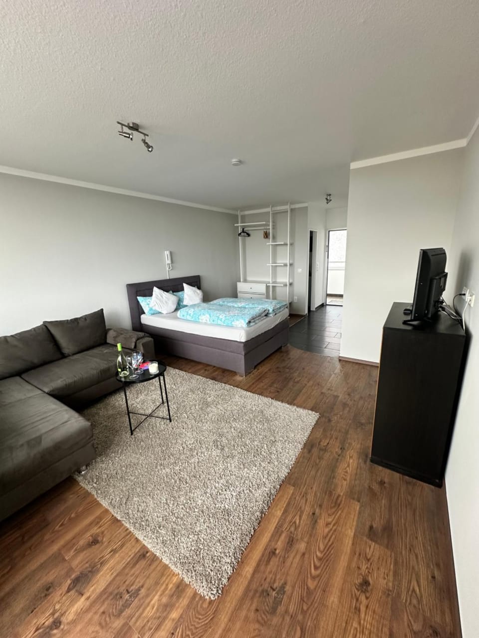 Bed, TV and multimedia, Living room, Photo of the whole room, Seating area, Bedroom, Landmark view