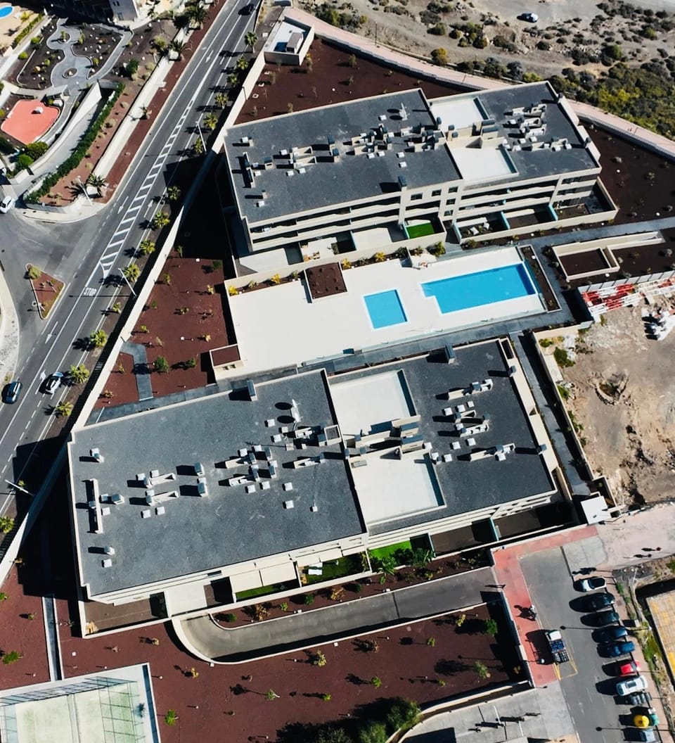 Bird's eye view, Pool view, Location