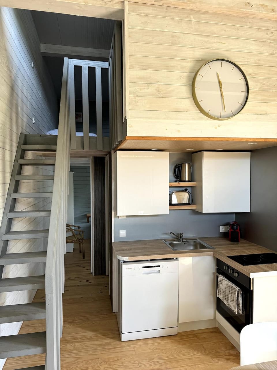 Kitchen or kitchenette, oven, pet friendly, stove