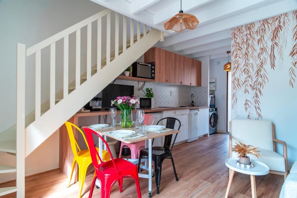 Kitchen or kitchenette, Dining area, stove