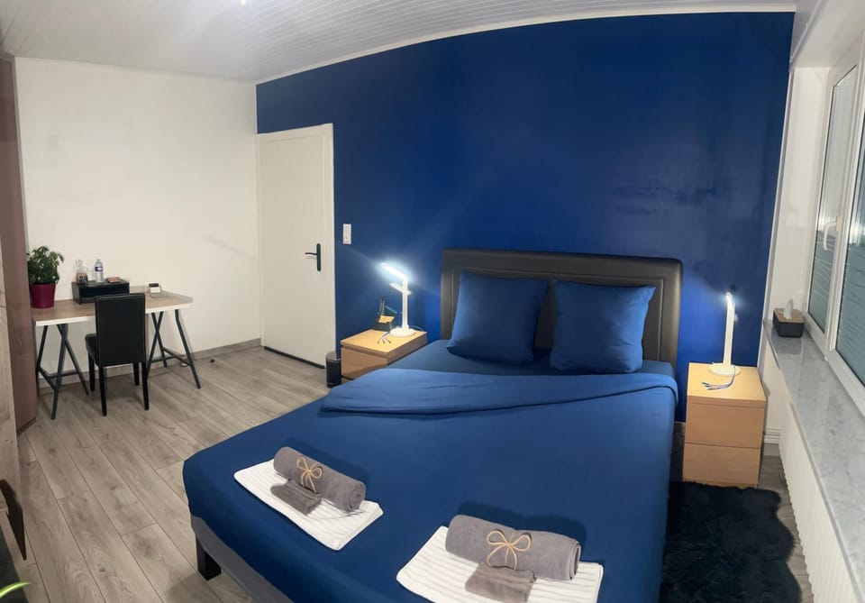 Bed, Photo of the whole room, Bedroom, towels
