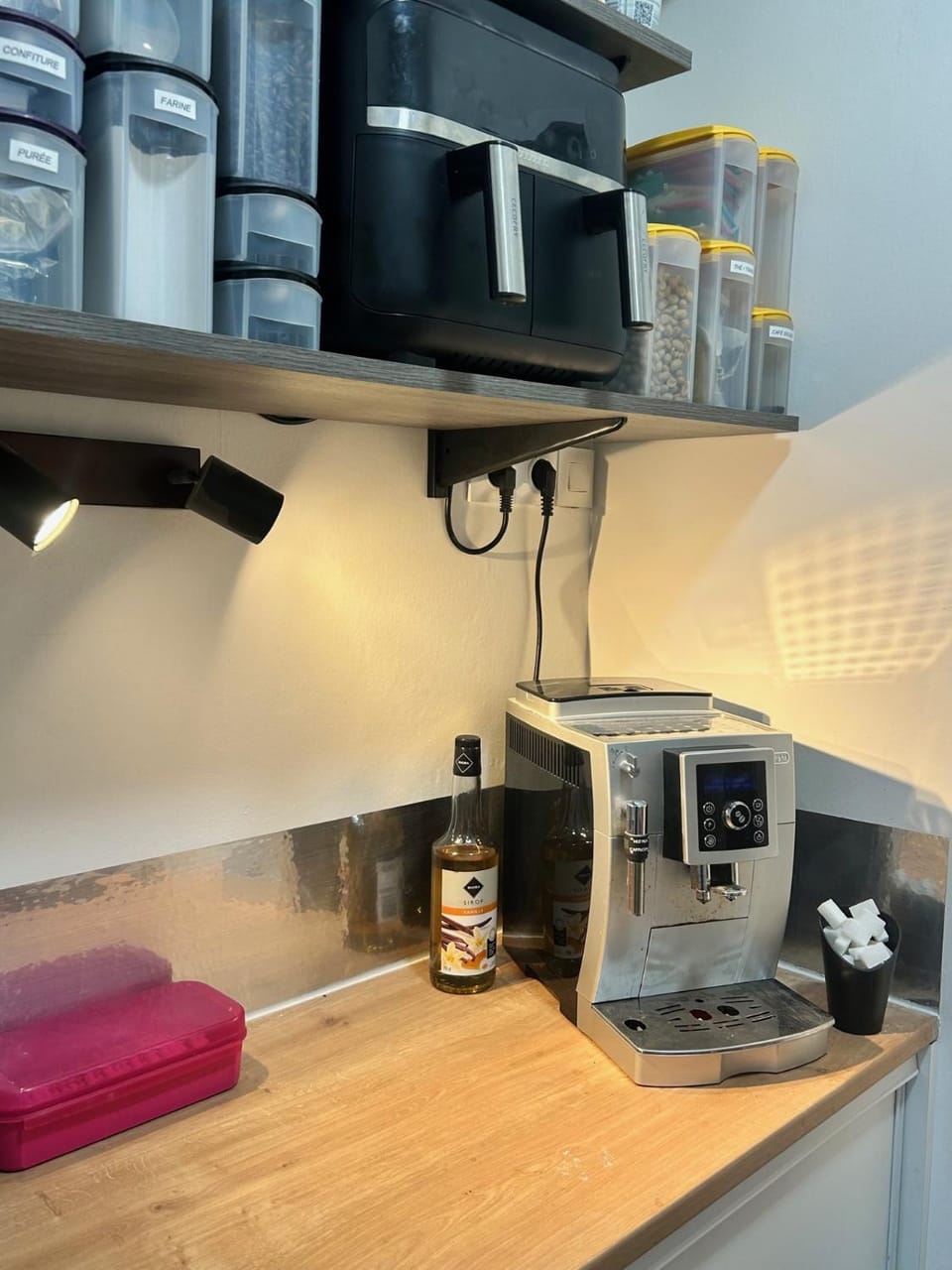 Coffee/tea facilities, Kitchen or kitchenette, stove