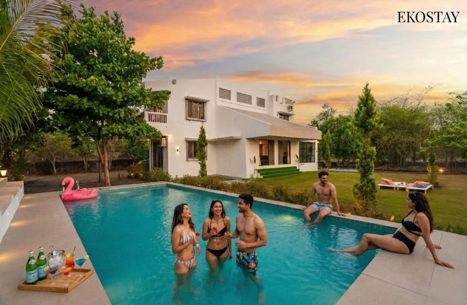Property building, Day, People, Garden, Pool view, Swimming pool, group of guests