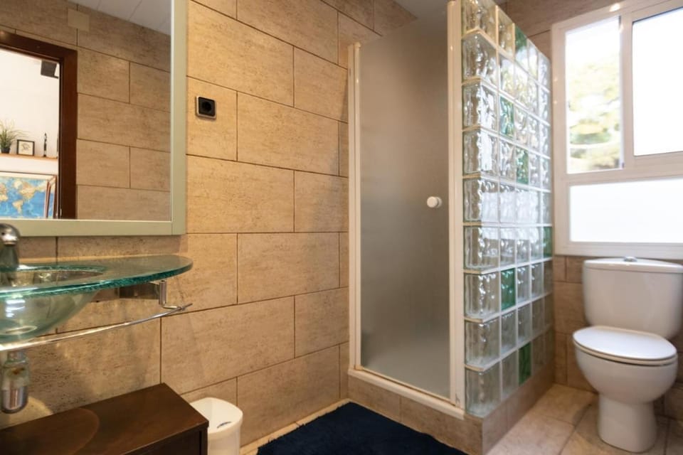 Shower, Toilet, towels