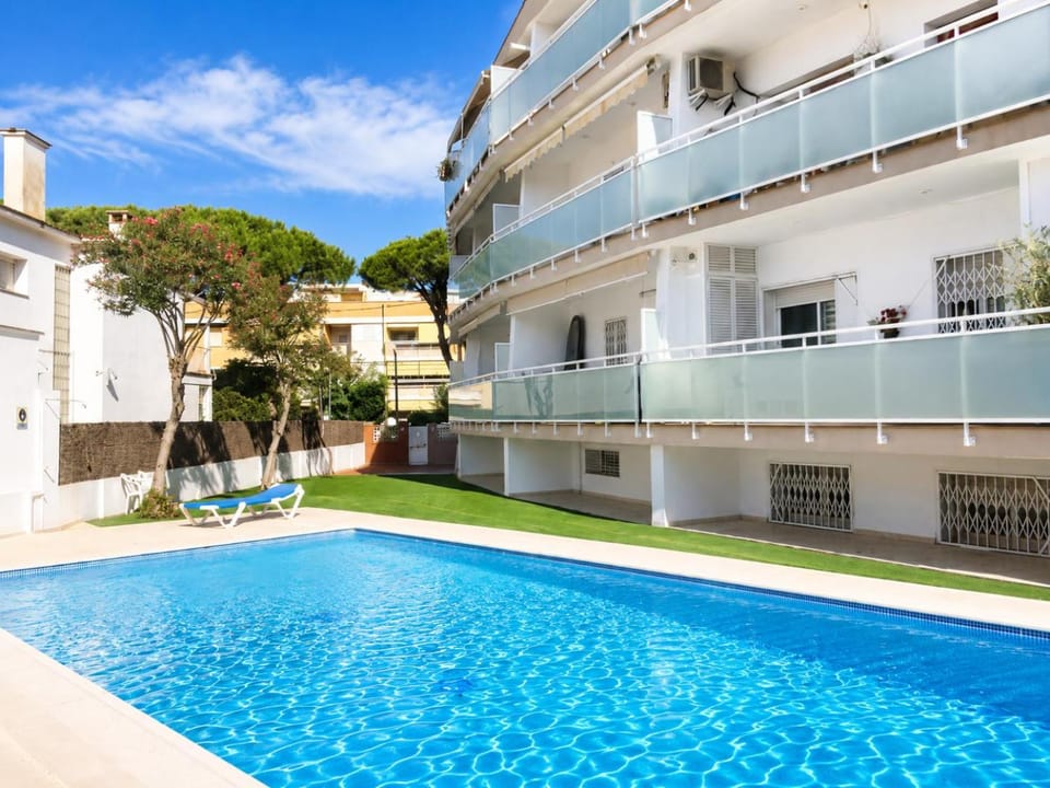 Property building, Swimming pool, sunbed