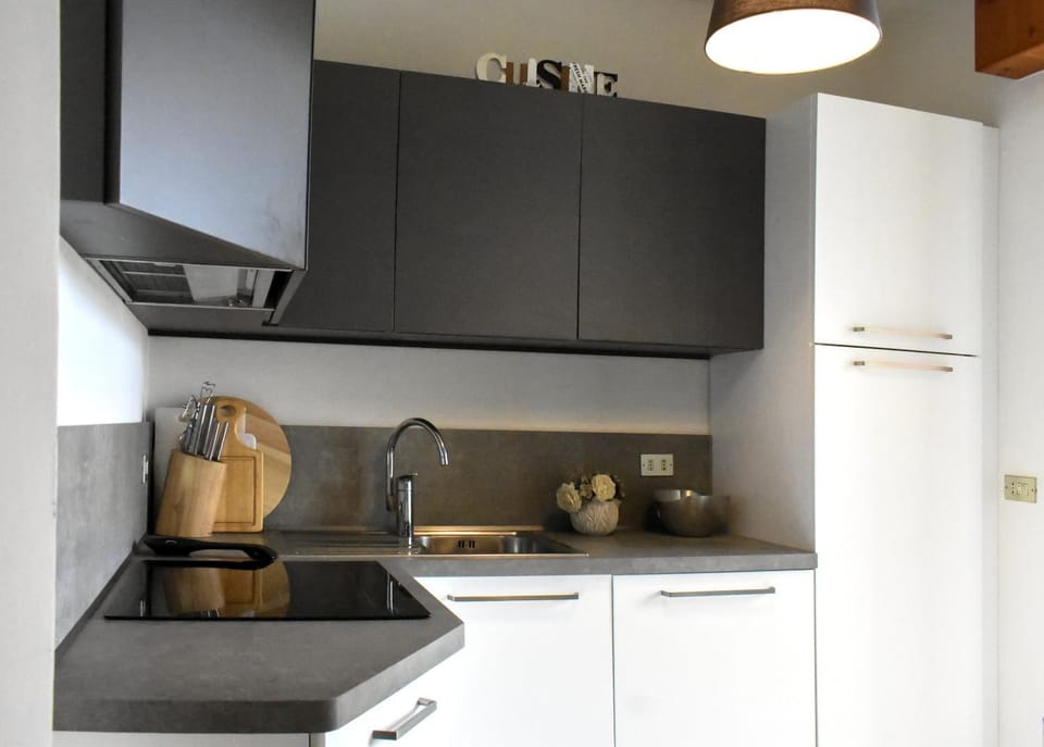 Coffee/tea facilities, Kitchen or kitchenette, stove