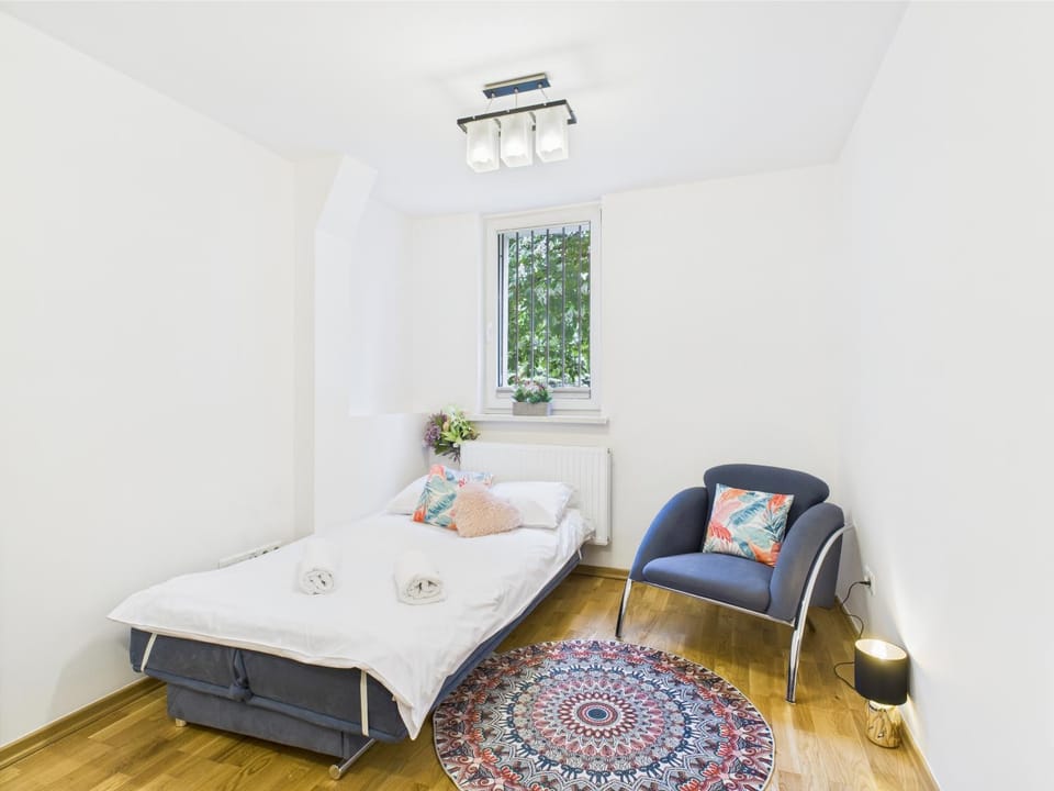 Bed, Photo of the whole room, Seating area, Bedroom, towels