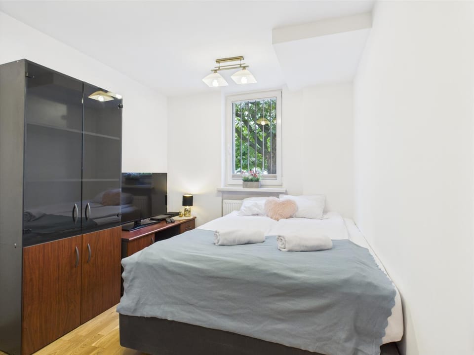Bed, TV and multimedia, Photo of the whole room, Bedroom, towels, wardrobe