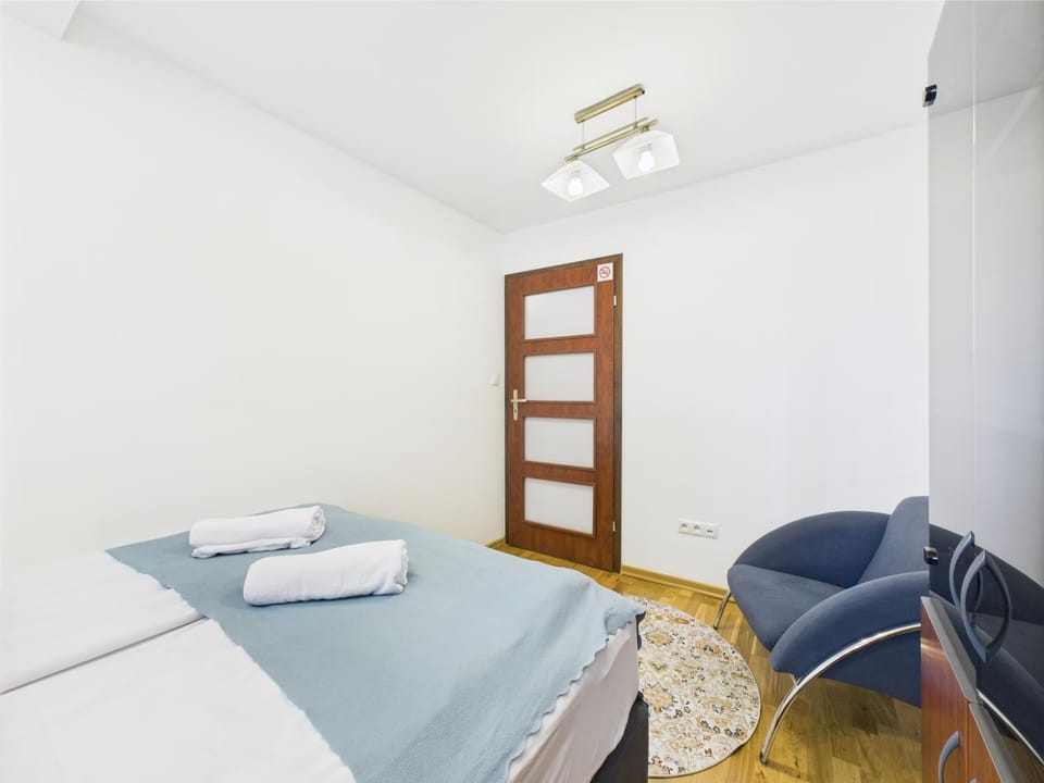 Bed, Photo of the whole room, Seating area, Bedroom, towels