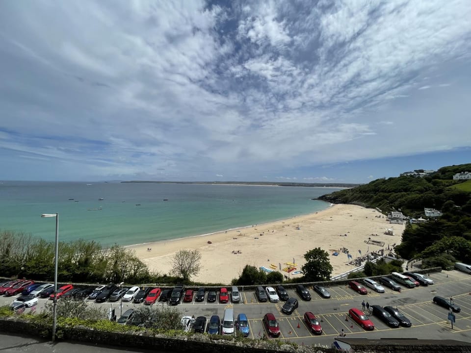 Property building, Nearby landmark, Day, Neighbourhood, Natural landscape, Beach, Sea view