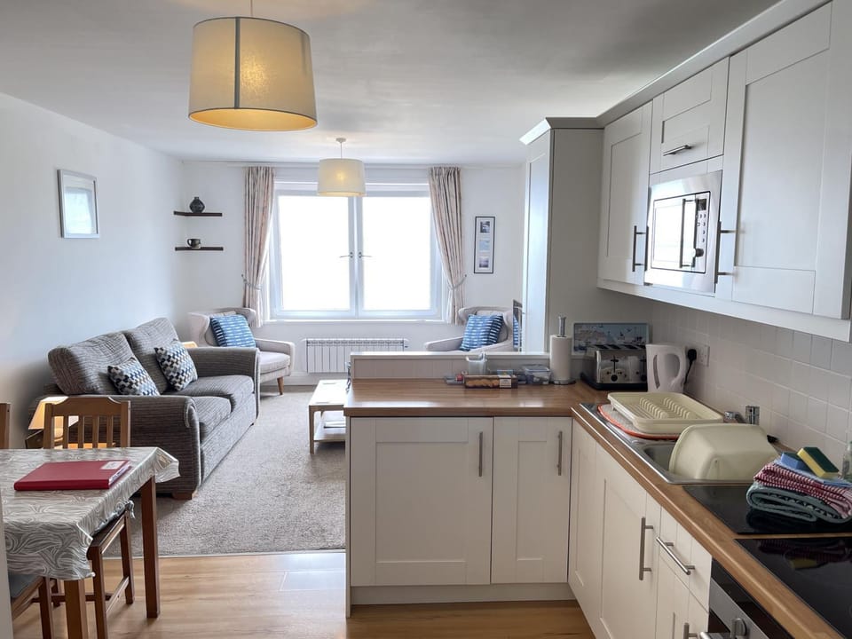 Property building, Kitchen or kitchenette, Living room, Dining area