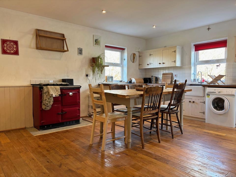 Kitchen or kitchenette, Seating area, Dining area, dishwasher, oven, pet friendly, toaster, washing machine