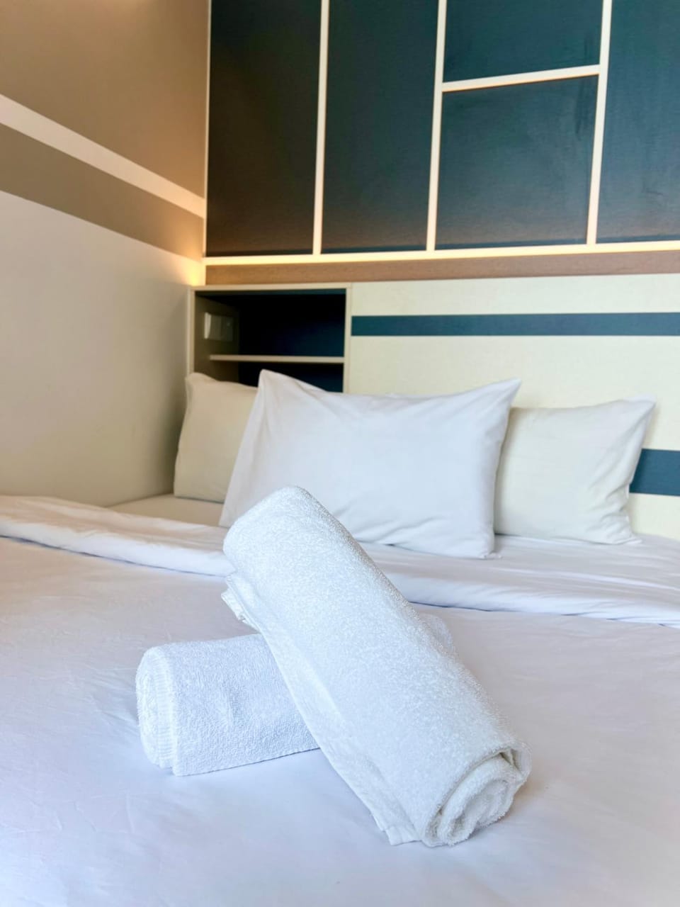 Bed, Photo of the whole room, Bedroom, towels