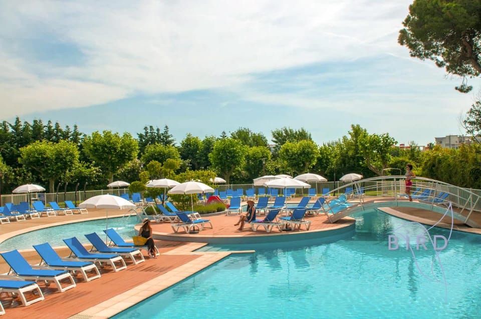 Lovely studio with golf course views close to the sea swimming pool park Apartment in Mandelieu-La Napoule