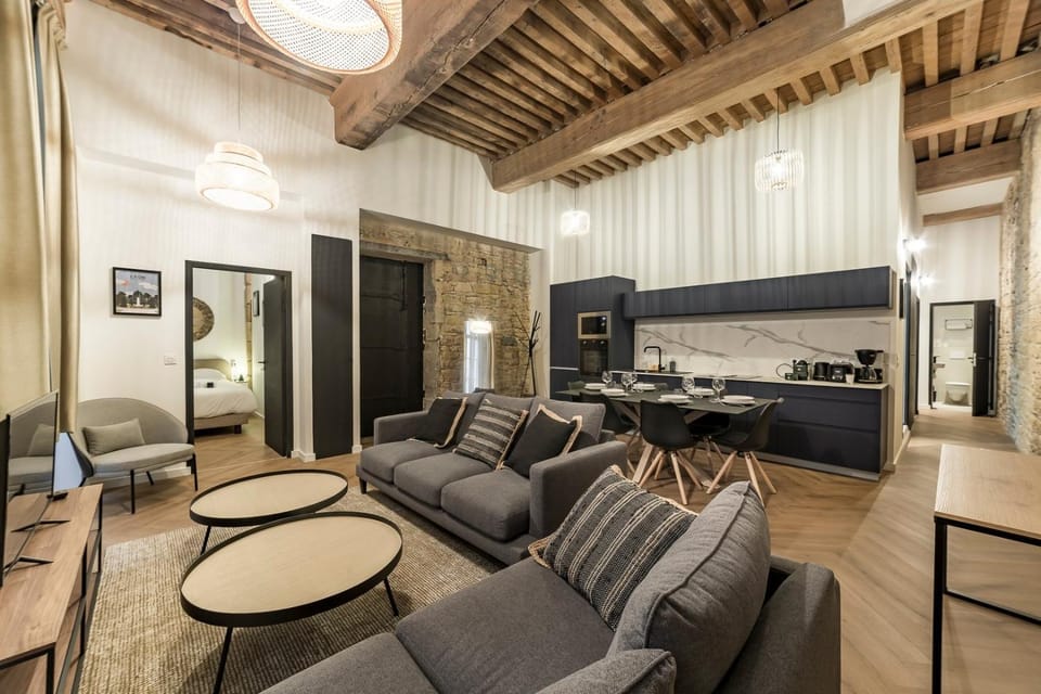 TV and multimedia, Living room, Seating area, Dining area