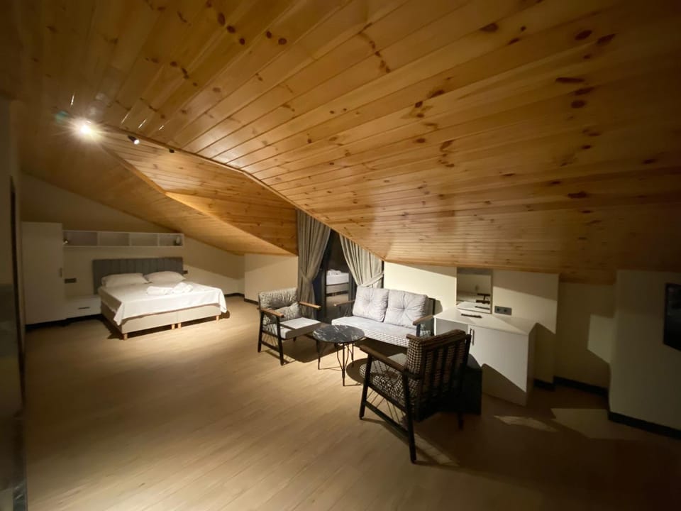 Bed, Photo of the whole room, Seating area