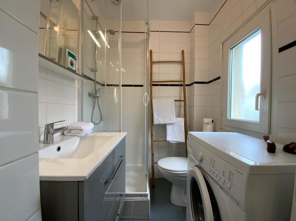 Shower, Toilet, Bathroom, towels