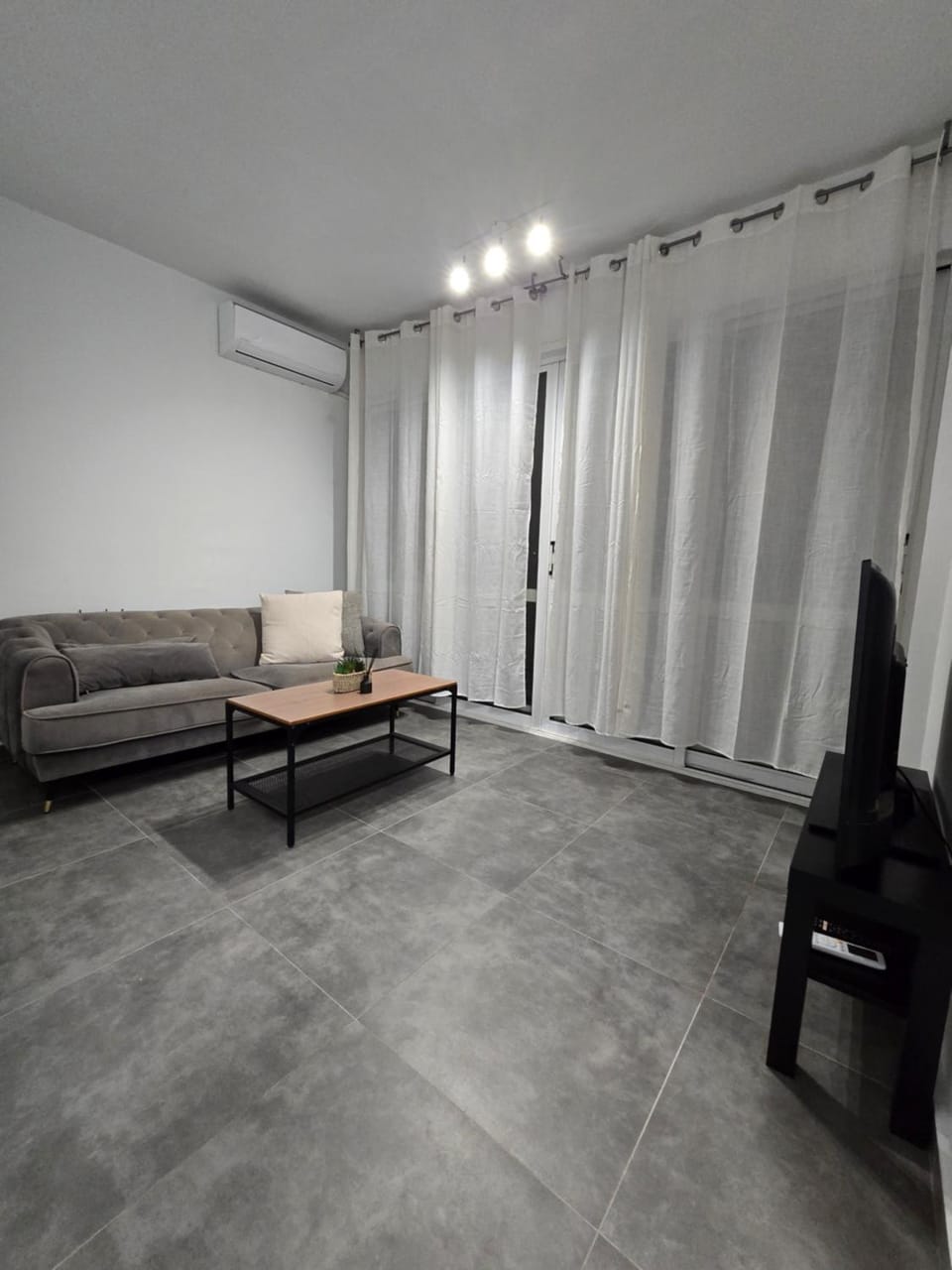 TV and multimedia, Living room, Seating area, air conditioner