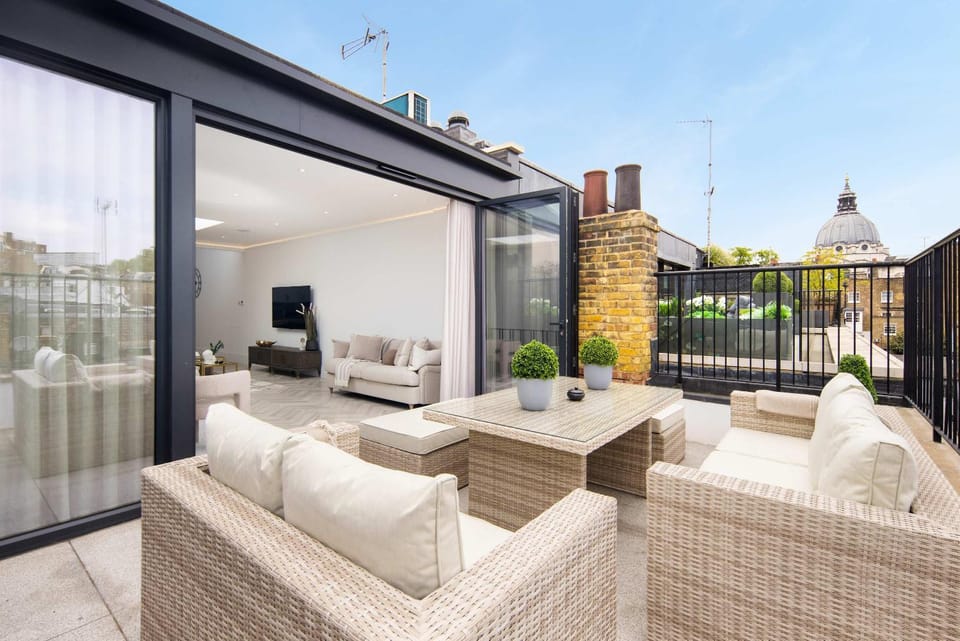 1 Min Walk to Harrods, Knightsbridge Penthouse Apartment in City of Westminster