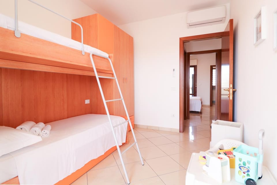 Photo of the whole room, Bedroom, bunk bed, wardrobe