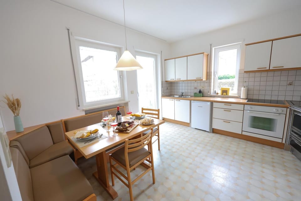 Kitchen or kitchenette, Seating area, Dining area, stove