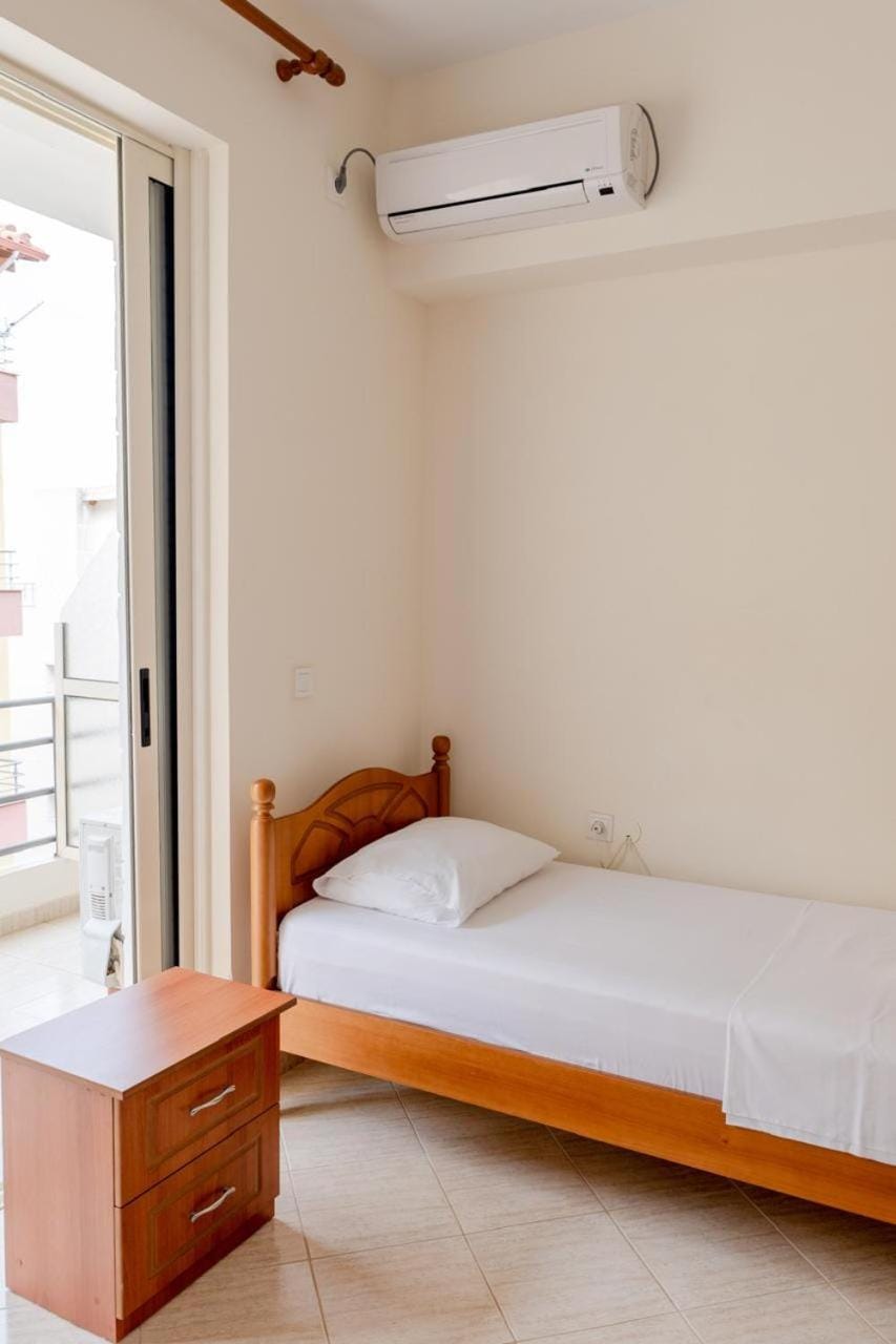 Bed, Photo of the whole room, Bedroom, air conditioner