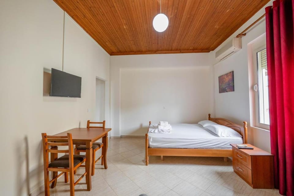 Bed, TV and multimedia, Photo of the whole room, Bedroom, towels