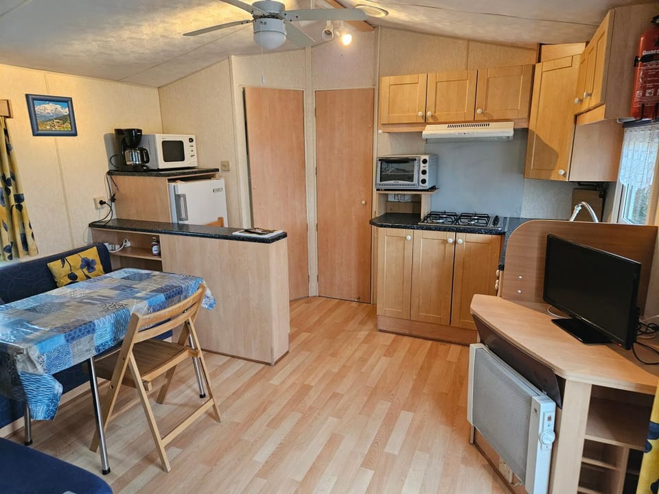 TV and multimedia, Kitchen or kitchenette, Dining area, oven, stove, toaster