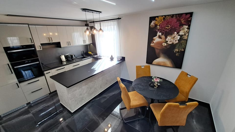 Kitchen or kitchenette, Living room